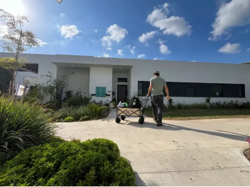 טכנאי מקצועי בודק נזקי מים בציוד מתקדם