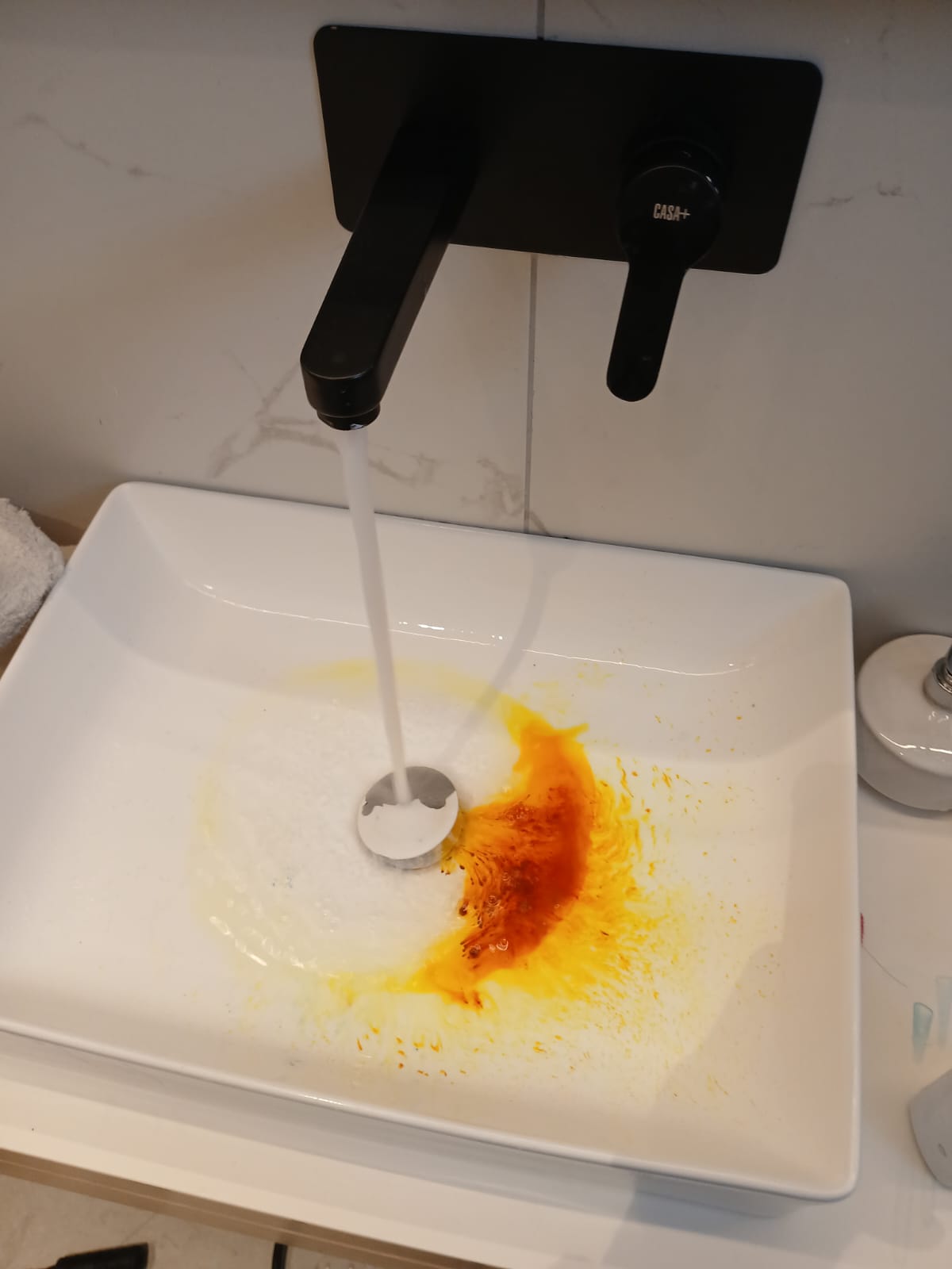 בדיקת צבע פלואורסצנטי בכיור